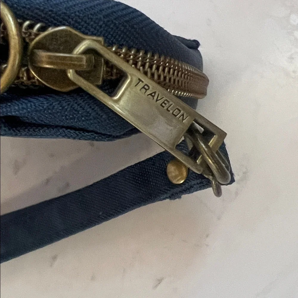 TRAVELON WALLET ZIP AROUND CLOSE REMOVABL WRISTLET STRAP WOMENS